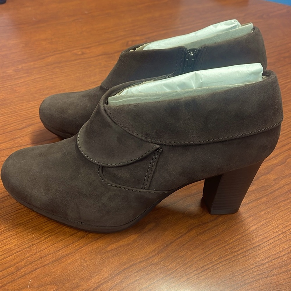 Pair of brand new in the box size 10 Clarks
